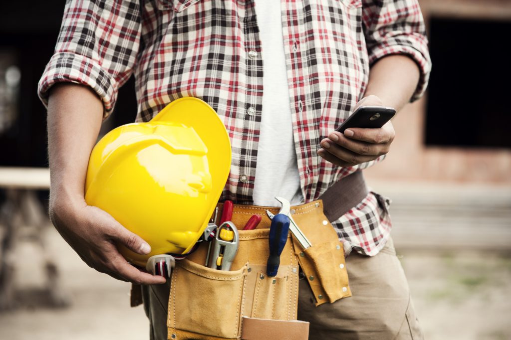 Notruf-App oder Personen-Notsignal-Anlage: Was ist der Unterschied?